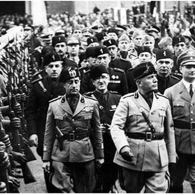 Totalitarismos y Democracia Totalitarismos y Democracia