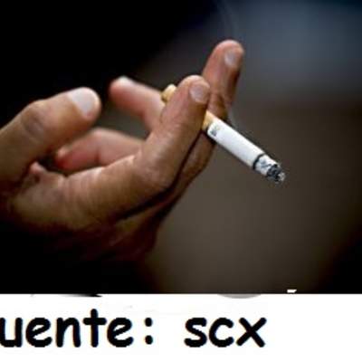 Mano con cigarrillo encendido Mano con cigarrillo encendido