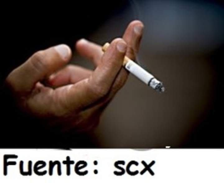 Mano con cigarrillo encendido Mano con cigarrillo encendido