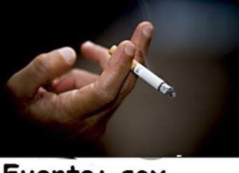 Mano con cigarrillo encendido Mano con cigarrillo encendido