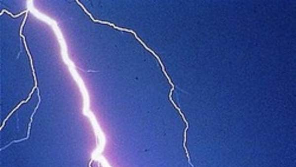 Descarga eléctrica de un rayo Descarga eléctrica de un rayo