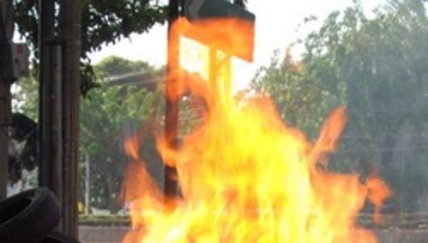 Neumático en llamas Neumático en llamas