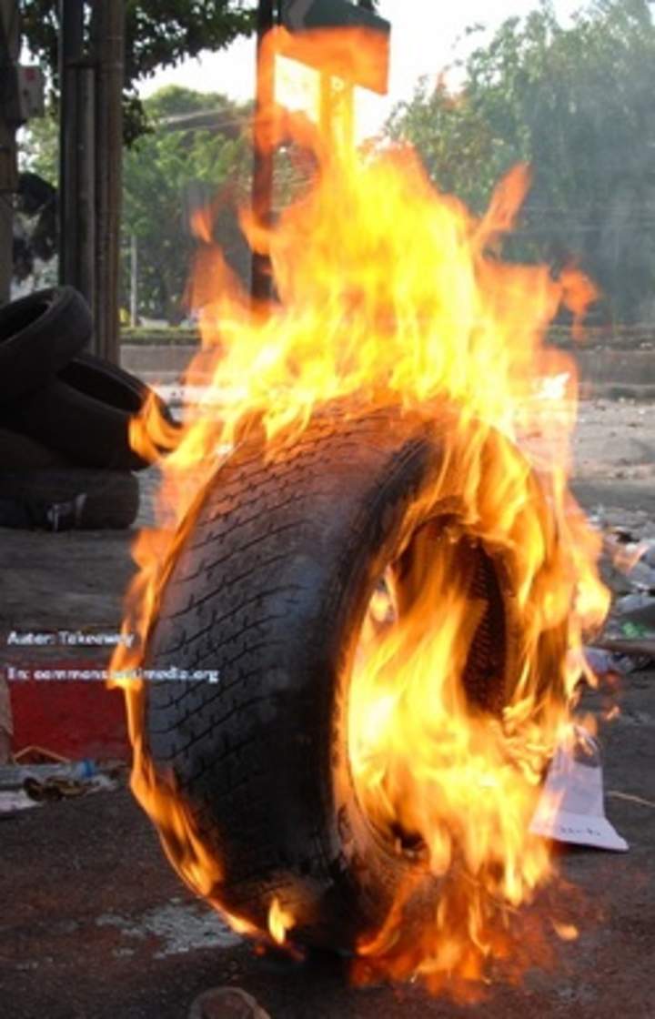 Neumático en llamas Neumático en llamas