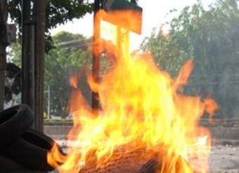 Neumático en llamas Neumático en llamas