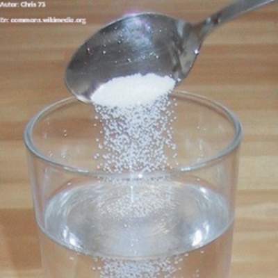 Sólido disolviéndose en agua Sólido disolviéndose en agua