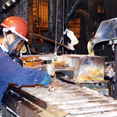 Obrero en planta de reciclaje de pilas Obrero en planta de reciclaje de pilas