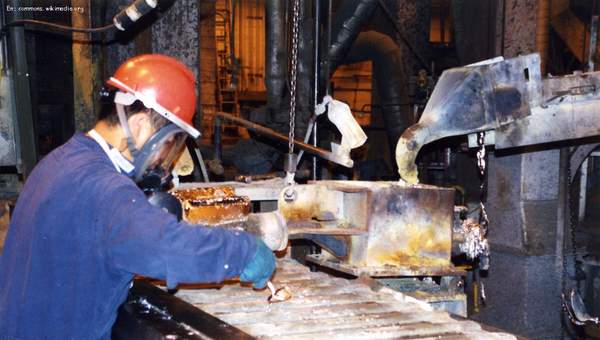 Obrero en planta de reciclaje de pilas Obrero en planta de reciclaje de pilas