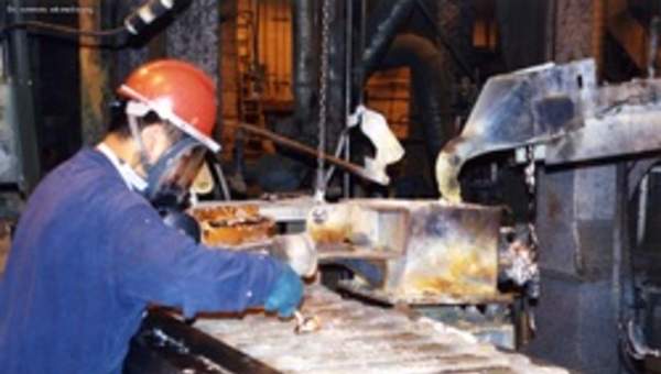 Obrero en planta de reciclaje de pilas Obrero en planta de reciclaje de pilas