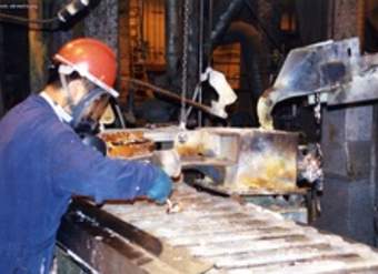 Obrero en planta de reciclaje de pilas Obrero en planta de reciclaje de pilas