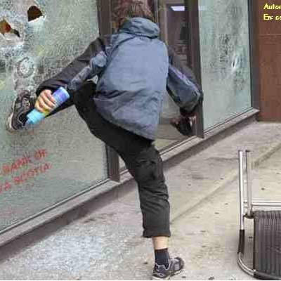 Foto de joven realizando vandalismo por alcohol Foto de joven realizando vandalismo por alcohol