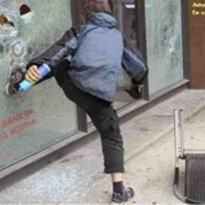 Foto de joven realizando vandalismo por alcohol Foto de joven realizando vandalismo por alcohol