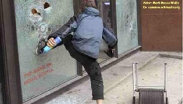 Foto de joven realizando vandalismo por alcohol Foto de joven realizando vandalismo por alcohol