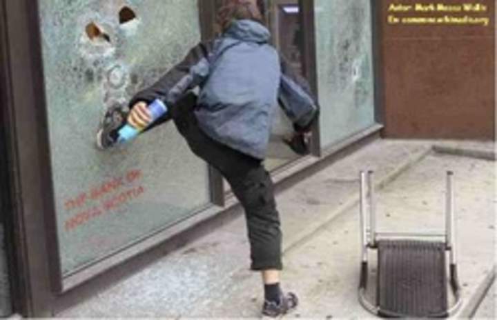 Foto de joven realizando vandalismo por alcohol Foto de joven realizando vandalismo por alcohol