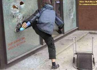 Foto de joven realizando vandalismo por alcohol Foto de joven realizando vandalismo por alcohol