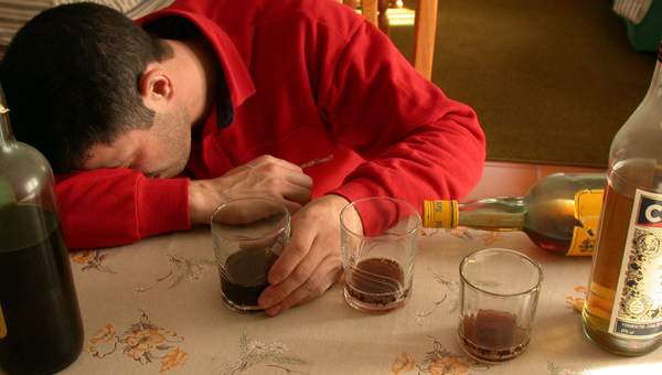 Fotografía de un hombre alcoholizado Fotografía de un hombre alcoholizado