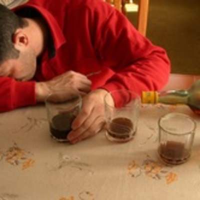 Fotografía de un hombre alcoholizado Fotografía de un hombre alcoholizado