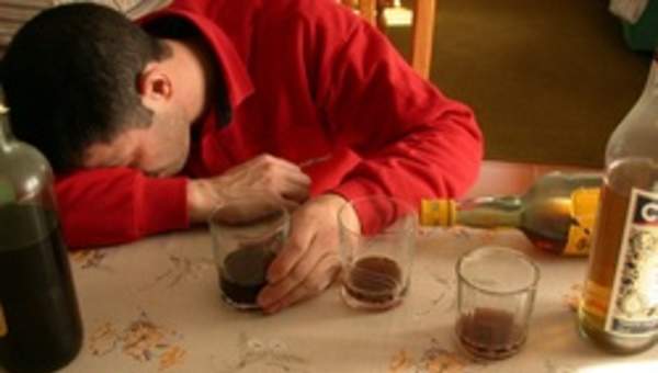 Fotografía de un hombre alcoholizado Fotografía de un hombre alcoholizado