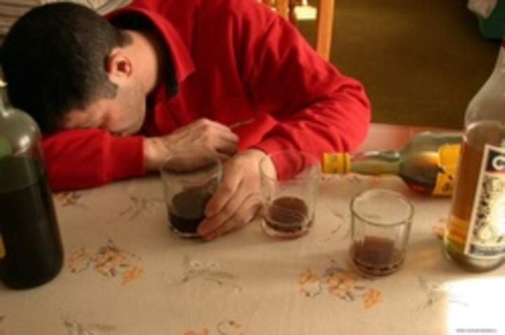 Fotografía de un hombre alcoholizado Fotografía de un hombre alcoholizado