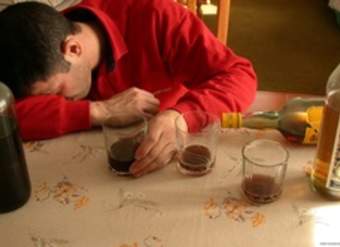 Fotografía de un hombre alcoholizado Fotografía de un hombre alcoholizado