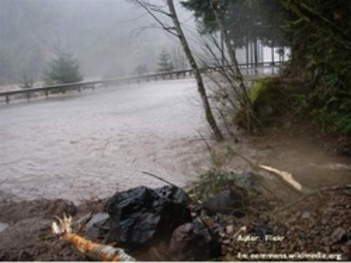 Inundación por salida de río Inundación por salida de río