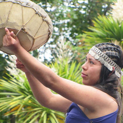 Mujer mapuche tocando el kultrún Mujer mapuche tocando el kultrún