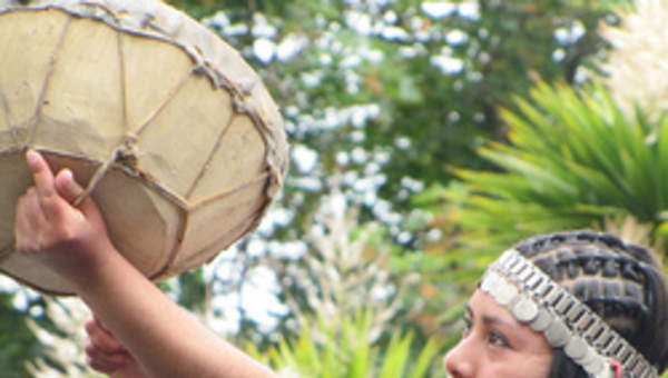 Mujer mapuche tocando el kultrún Mujer mapuche tocando el kultrún