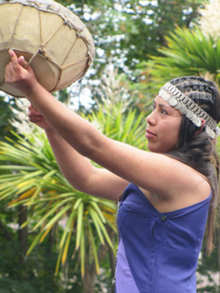 Mujer mapuche tocando el kultrún Mujer mapuche tocando el kultrún