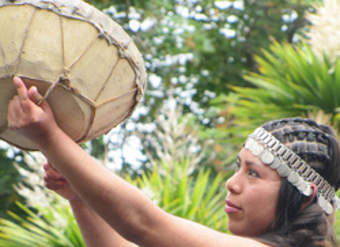 Mujer mapuche tocando el kultrún Mujer mapuche tocando el kultrún
