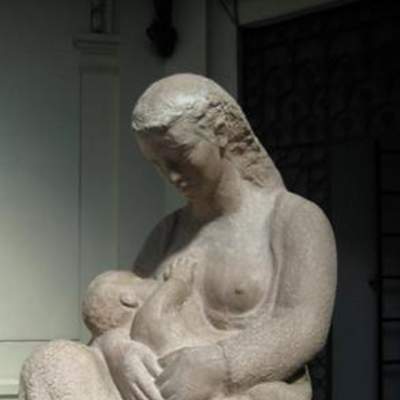 Escultura de Laura Rodig con el tema de la familia Escultura de Laura Rodig con el tema de la familia