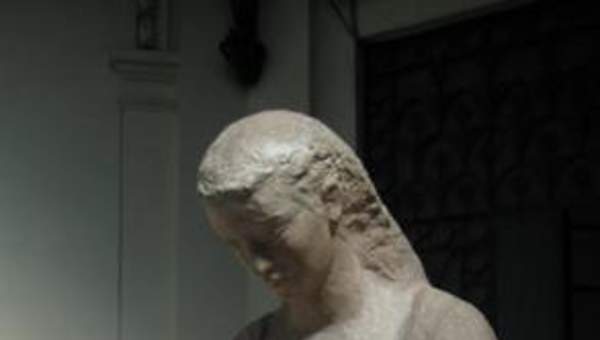 Escultura de Laura Rodig con el tema de la familia Escultura de Laura Rodig con el tema de la familia