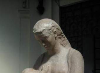 Escultura de Laura Rodig con el tema de la familia Escultura de Laura Rodig con el tema de la familia