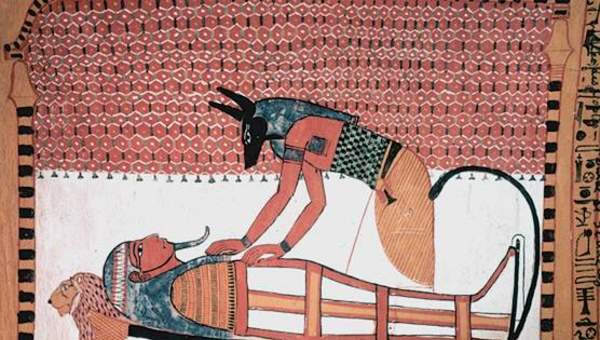 Anubis junto a la momia de Sennedjem Anubis junto a la momia de Sennedjem