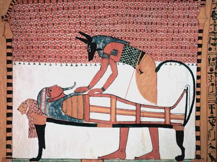 Anubis junto a la momia de Sennedjem Anubis junto a la momia de Sennedjem