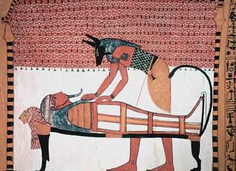 Anubis junto a la momia de Sennedjem Anubis junto a la momia de Sennedjem