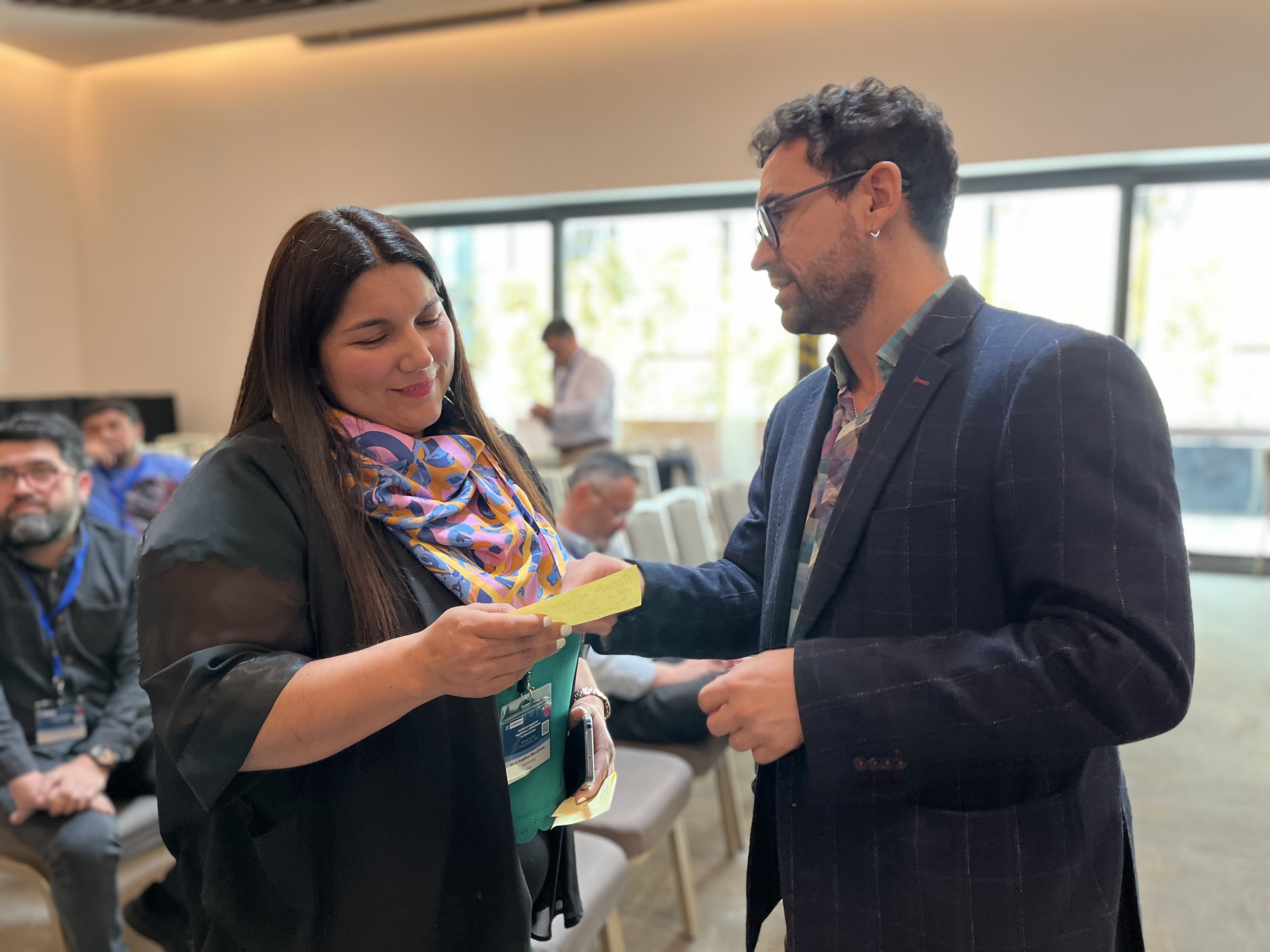 Coordinadora nacional representa al Mineduc en la Feria Internacional del Libro de Santiago 2023
